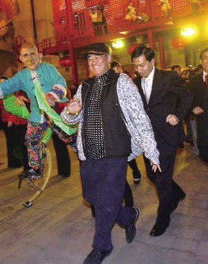赵本山扭秧歌欢迎张艺谋 15年老酒招待老友(图)