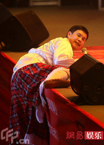 小沈阳携妻济南捞金 爬上台调侃国足