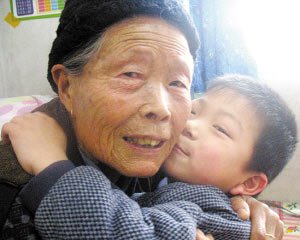 顽童爬上炕抱谢恩人