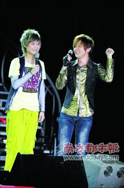 斗舞耍可爱演唱会火爆广州 李宇春萌倒“玉米”