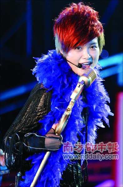 斗舞耍可爱演唱会火爆广州 李宇春萌倒“玉米”