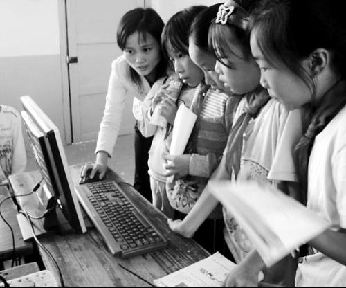 山村小学百余位孩子共用两台电脑上课(图)