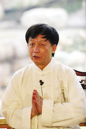 易中天婉频换地点赴大学演讲模仿小沈阳(图)