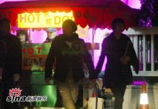 组图:张卫健夫妇深夜泡吧亲密携手恩爱无匹