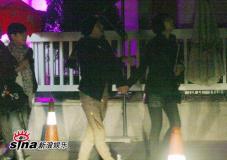 组图:张卫健夫妇深夜泡吧亲密携手恩爱无匹