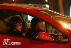 组图:张卫健夫妇深夜泡吧亲密携手恩爱无匹