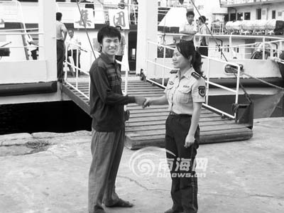 广东男子捞瓶子被卷入大海 漂流28小时到海南
