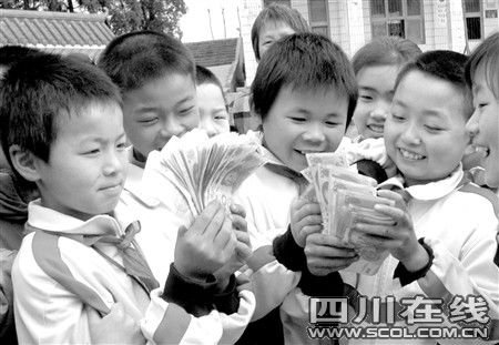 8名小学生马路边捡到8900元围成圈保护(图)