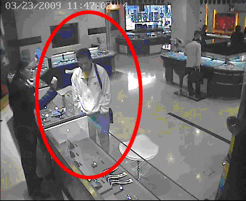 3名男子在金店调包33万元钻石(组图)