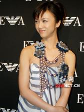 汤唯穿裹胸式长裙剪彩酬劳近百万秀美背(组图)