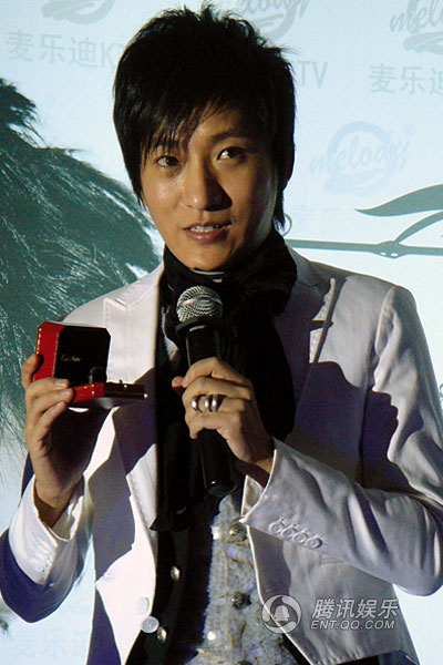 《如果没有你的爱》面世 李炳辰与歌迷深情相吻
