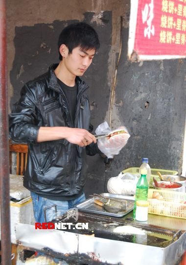 卖烧饼帅哥酷似金城武 受女大学生热捧(组图)
