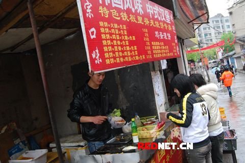 卖烧饼帅哥酷似金城武 受女大学生热捧(组图)