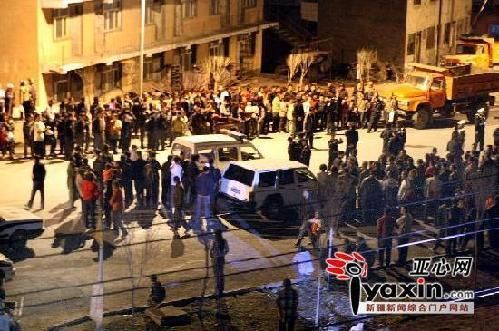 乌鲁木齐发生暴力袭警事件 两百人围观(组图) 乌鲁木齐发生暴力袭警事件 两百人围观(组图)