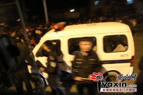 乌鲁木齐发生暴力袭警事件 两百人围观(组图) 乌鲁木齐发生暴力袭警事件 两百人围观(组图)