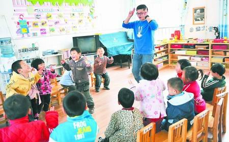 从爱尔兰大学MBA毕业回国的吕佳朋放弃在中国南方2万多元的月薪,甘愿在家乡濮阳担任一名月薪不足千元的英语幼儿教师。记者陈伟通讯员徐洪波图