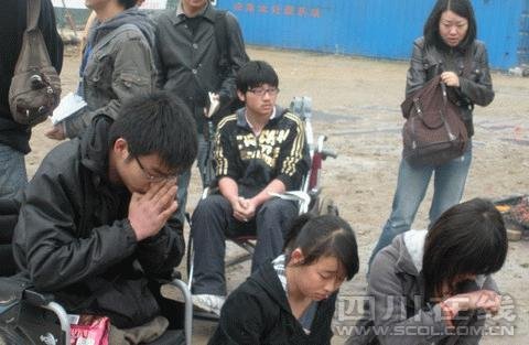 两名“夹缝男孩”北川祭奠巧遇同桌(组图)