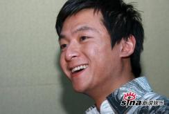 朱雨辰为“青春”录单曲佟大为曝背后故事(图)
