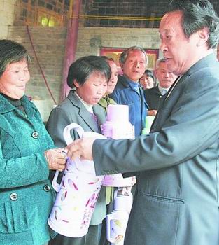 乡村连续5年选孝星 300村民自发凑钱开表彰会