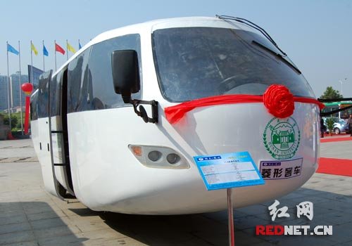 组图:外形如潜艇的菱形客车亮相长沙