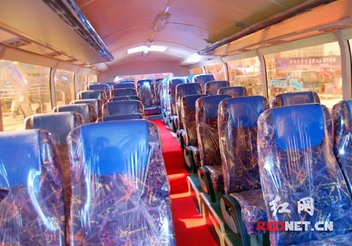 组图:外形如潜艇的菱形客车亮相长沙