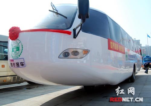 组图:外形如潜艇的菱形客车亮相长沙