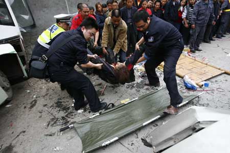 重庆一公交连撞3车 1人死亡13人受伤(图)