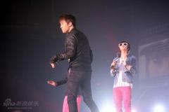 组图:东方神起李志勋等韩星聚首开演唱会
