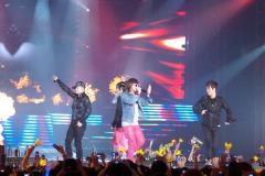 组图:东方神起李志勋等韩星聚首开演唱会