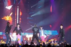 组图:东方神起李志勋等韩星聚首开演唱会