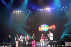 组图:东方神起李志勋等韩星聚首开演唱会