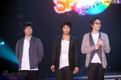 组图:东方神起李志勋等韩星聚首开演唱会