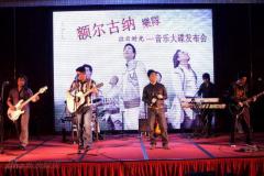 额尔古纳《往日时光》首发韩红期望合作(组图)