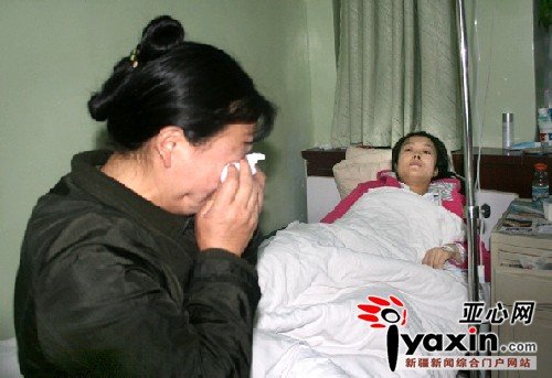 图为侯莉萍的母亲得知女儿要捐献遗体时掩面哭泣。本网记者 尚宜涛 摄