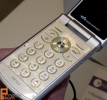 联通定制 索尼爱立信W508蝴蝶版亮相