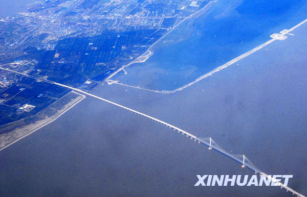 4月18日从空中拍摄的正在进行后期施工的上海长江大桥。