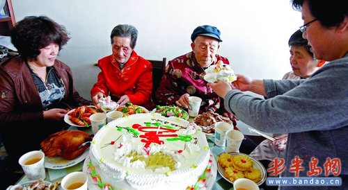104岁寿星夫妻穿起唐装庆祝结婚80周年