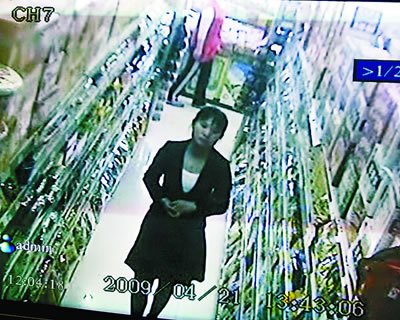 3名女子盗窃超市奶粉藏裙底被拍下全程(组图)