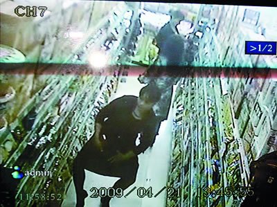 3名女子盗窃超市奶粉藏裙底被拍下全程(组图)