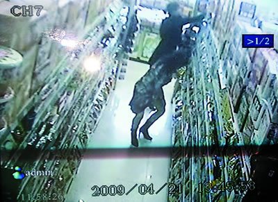 3名女子盗窃超市奶粉藏裙底被拍下全程(组图)