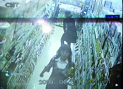 3名女子盗窃超市奶粉藏裙底被拍下全程(组图)