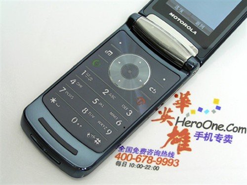 刀锋更轻薄 摩托罗拉V8周末特价1099元
