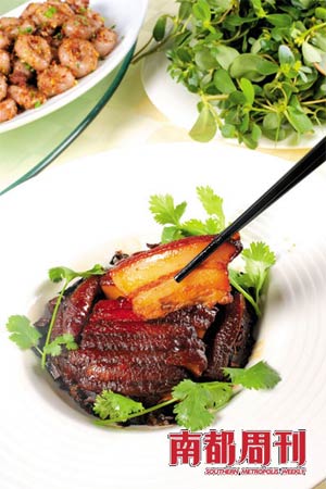 客品的一道招牌菜-梅菜扣肉。层次分明的扣肉煮得软烂,带着梅菜清香,一点不觉油腻