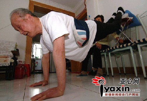 4月25日,在乌市苏州路附近,78岁的陈干侯负重着9公斤的沙袋在做俯卧撑。