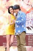 组图:小S蔡康永宣传康熙巡演发挥搞笑本色