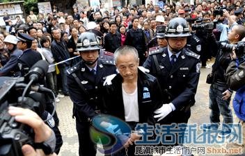 赵广才被押回新疆 图片来源:生活新报网