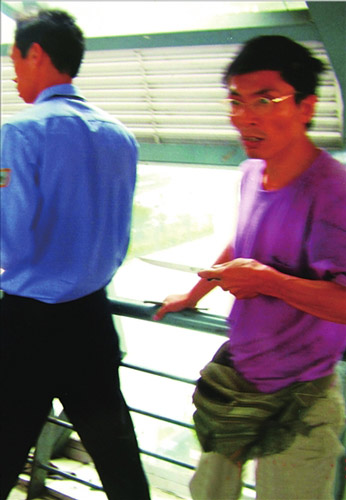 小贩持刀从背后捅伤城管的镜头,被城管同事拍摄下来