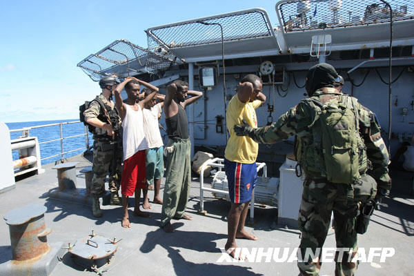 5月3日,法国海军士兵将海盗嫌疑人押送上“雪月”号导弹护卫舰。据报道,法国海军“雪月”号导弹护卫舰当日在距离肯尼亚以东900多公里的印度洋上擒获11名海盗嫌疑人。这些海盗嫌疑人当时分乘两艘小艇和一艘母船追击“雪月”号。报道说,他们可能把军舰当成商船了。
