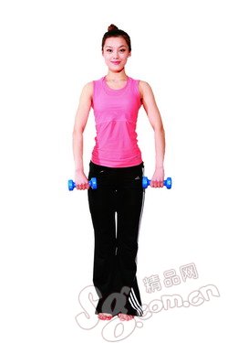 哑铃新玩法 变身活力美女