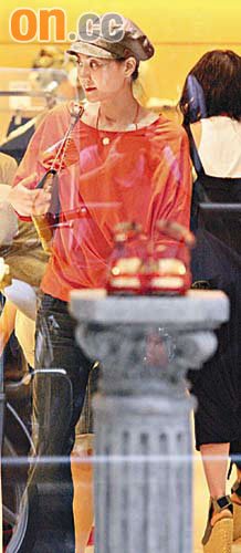 王菲扫货秘道撇记者 狂试素色衣无损心情(图)